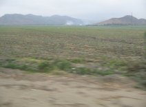 Panamericana Norte, llanura de
                        Barranca-Paramonga, campo con cerros del
                        desierto e incineraci�n de basuras (02)