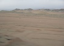 Panamericana Norte en Ancash entre
                        Paramonga y Chimbote, desierto con cerros del
                        desierto, panorama (03)