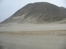 Panamericana Norte en Ancash entre
                        Paramonga y Chimbote, cerro del desierto