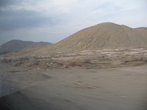 Panamericana Norte, regi�n de Trujillo,
                        cerro del desierto