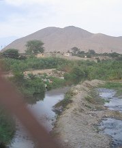 Panamericana Norte, regi�n de Trujillo, puente sobre el
            R�o Moche (?)