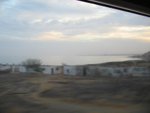 Panamericana Norte en el norte del Per
                        cerca de Mncora, baha de playa con panorama