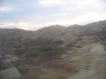Panamericana Norte en el norte del Per�
                        cerca de M�ncora, cerros del desierto antes de
                        la salida del sol