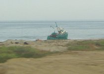 Panamericana in Nord-Peru zwischen M�ncora und Tumbes,
            ein Fischerboot am Strand