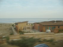 Panamericana Norte en el norte del Per�
                        entre M�ncora y Tumbes, pueblo en la playa