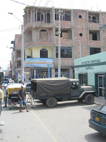 Aguas Verdes, edificio militar con
                          veh�culo militar
