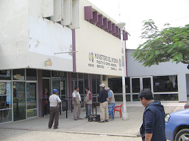 Aduana peruana cerca de Zarumilla, casa
                          aduanera, foto lateral
