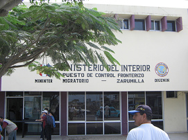 Aduana peruana cerca de Zarumilla, foto
                          de frente