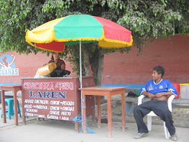 Aduana peruana cerca de Zarumilla, puesto
                          de cevice con sombrilla