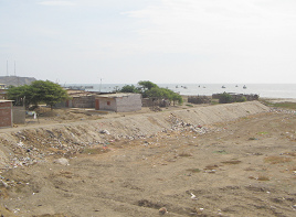 Panamericana Norte zwischen Tumbes und
                          Zorritos, Ortsrand mit Abfallhaufen