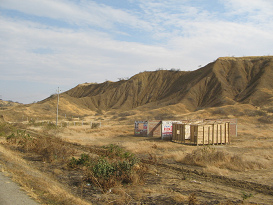 Panamericana entre Zorritos y Mncora, casa
                      incompleta antes de un cerro del desierto (02)