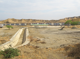 Cerro del desierto con canal antes de
                      M�ncora
