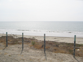 Panamericana Norte zwischen Tumbes und
                          Zorritos, ein abgesperrter Strand