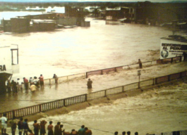 berschwemmte Grenzbrcke von
                                  Aguas Verdes whrend des Phnomens
                                  "El Nio" 1983