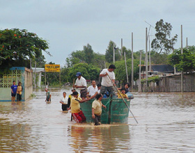 Tumbes con inundaciones y gente en un
                          bote de remo que es tirado y es manejado con
                          un palo (as� es sin remo), 3 de mayo 2009 [8].
                          Eso es el deporte acu�tico para la poblaci�n
                          local - todos los a�os [4].
