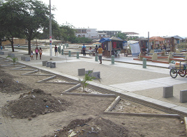 M�ncora, arreglo de calle con p�lderes en
                        obras