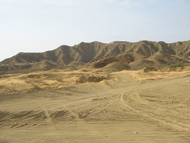 Panamericana zwischen Mancora und Piura,
                        Mondlandschaft in der Abendsonne (01)