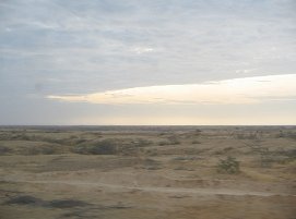 Panamericana Norte zwischen Mancora und
                        Piura, Steppe mit spitzem Wolkenfenster (01)