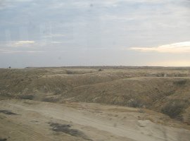 Panamericana Norte zwischen Mancora und
                        Piura, Steppe mit spitzem Wolkenfenster (02)