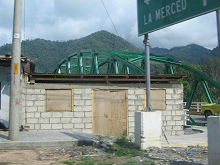 El se�al al puente de acero verde indicando
                      el camino a La Merced
