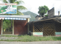 La Merced, casa, p�ster de piscina y monta�a
                      selv�tica