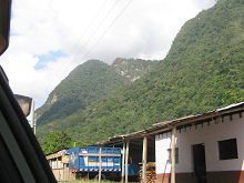 Hilera de casas con monta�as selv�ticas