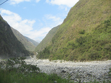 Vista a monta�as selv�ticas sin selva y a un
                      cauce sin agua