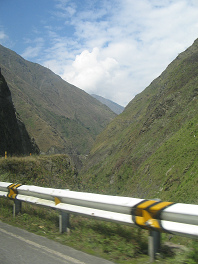 Monta�as de prado y vista atr�s con la pista