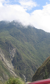 Otras monta�as selv�ticas con catarata, vista
                      atr�s