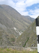 Cerros desnudos con la pista