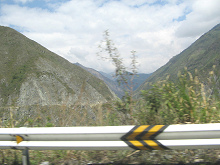 Valle en forma de V, vista atr�s con la pista
                      (01)