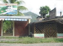 La Merced, Schwimmbadplakat und Urwaldh�gel