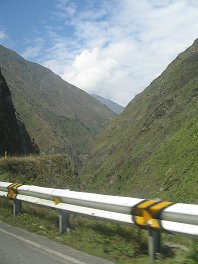 Wiesenberge und Blick zur�ck mit dem
                      Strassenverlauf
