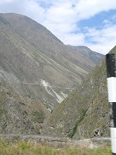Kahle Berge mit dem Strassenverlauf