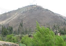 Landwirtschaftsebene und ein kahler Berg im
                      Hintergrund