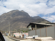 Acobamba, Ortseinfahrt mit Berg (02)