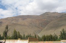 Landwirtschaftliches Gel�nde, von einer
                        Mauer abgegrenzt (01)