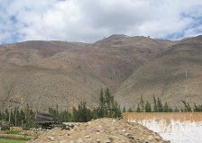 Landwirtschaftliches Gel�nde, von einer
                        Mauer abgegrenzt (02)