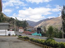 Tarma, Tankstelle (02), Sicht auf Berge