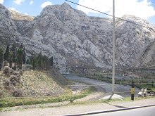 Der Fluss, die gr�ne Pipeline und das Kalksteingebirge
            (01)