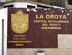 La Oroya, die goldene Ortstafel
                                  des Bürgermeisters, die viel
                                  verspricht, aber nichts hält [5]