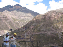 Chicla, rot-schwarzer Berg im
                                  Hintergrund
