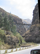 Valle en forma de V con puente del ferrocarril