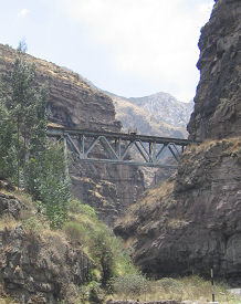 Valle en forma de V con puente del
                        ferrocarril, primer plano