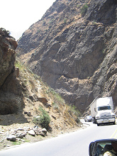 Die Strasse geht abw�rts - und es kommt ein
                        Lastwagen aufw�rts