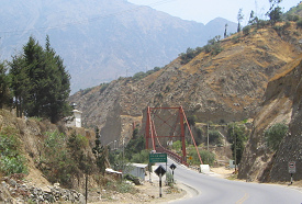 Puente colgante rojo sobre el Rimac cerca
                        de San Bartolom (Puente Habich), primer plano