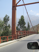 Pasando el puente colgante rojo cerca de
                        San Bartolom (Puente Habich)