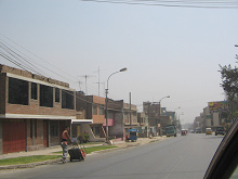 Chosica (03), H�userzeile mit
                        Getr�nketransport