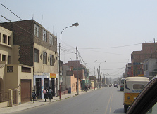 Chosica (04), H�userzeile, Schulm�dchen in
                        Schuluniform