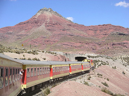 Ferrocarril Central Andino, tren
                          turstico (aqu en la regin de Ticlio) [3]